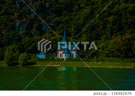 ブレッド湖の湖畔に建つ教会 ブレッド湖の湖畔に建つ教会 136982876
