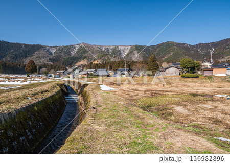 奥琵琶湖の残雪の農村風景　滋賀県長浜市永原 136982896