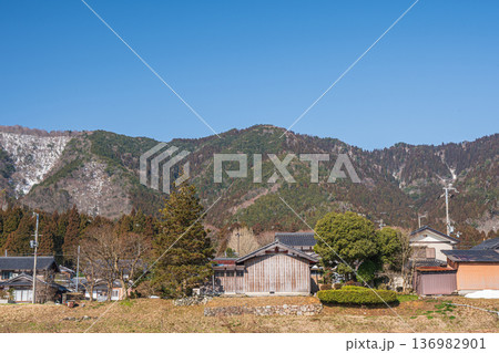 奥琵琶湖の残雪の農村風景　滋賀県長浜市永原 136982901