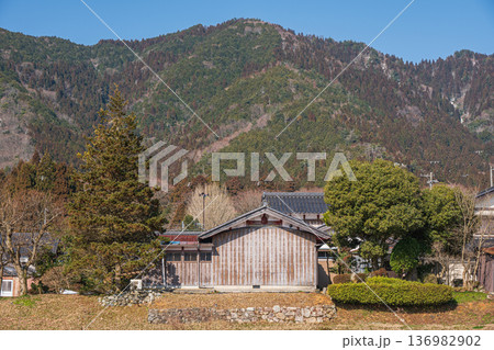 奥琵琶湖の残雪の農村風景　滋賀県長浜市永原 136982902