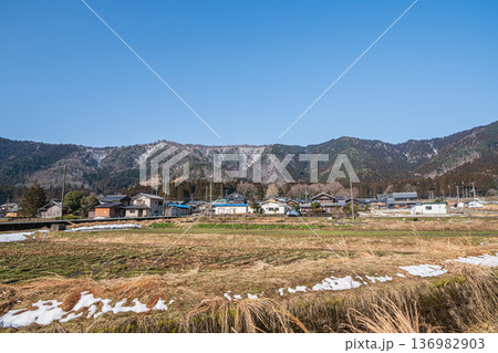 奥琵琶湖の残雪の農村風景　滋賀県長浜市永原 136982903
