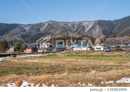 奥琵琶湖の残雪の農村風景 滋賀県長浜市永原 奥琵琶湖の残雪の農村風景 滋賀県長浜市永原 136982904