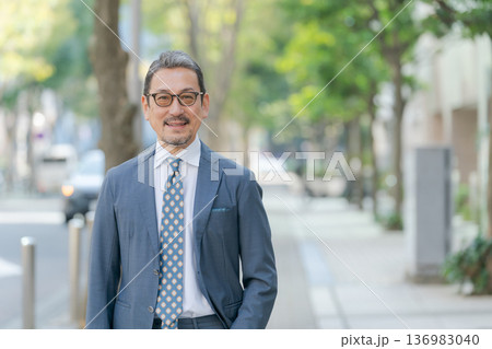 スーツを着たミドル男性 136983040