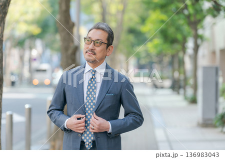 スーツを着たミドル男性 スーツを着たミドル男性 136983043