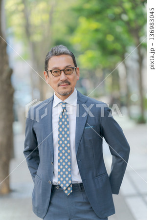 スーツを着たミドル男性 136983045