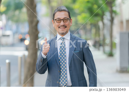 スーツを着たミドル男性 136983049
