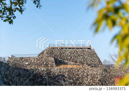 快晴の大和郡山城天守台 136983371