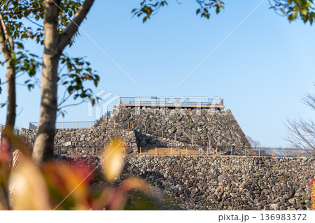 快晴の大和郡山城天守台 136983372