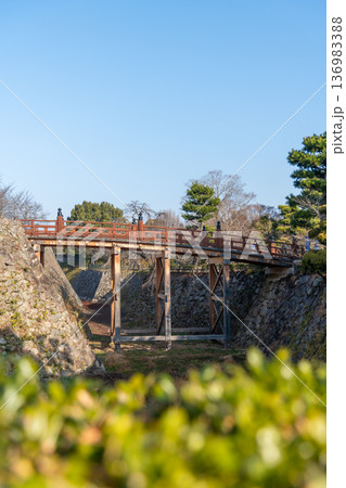 生垣越しに見る大和郡山城の極楽橋 136983388