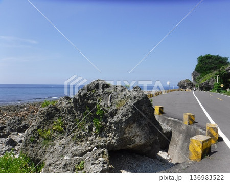 道路上の岩 136983522