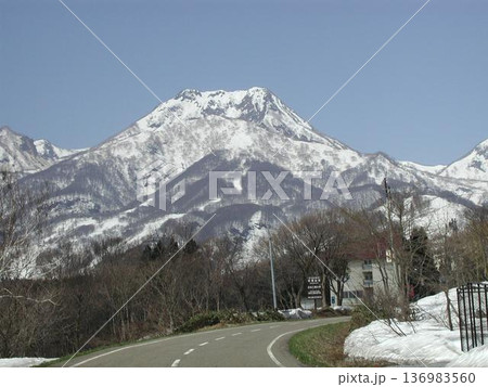 春の雪をかぶった羊蹄山 136983560