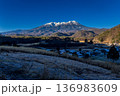 晩秋の御嶽山　長野県 木曽町 開田高原から 136983609