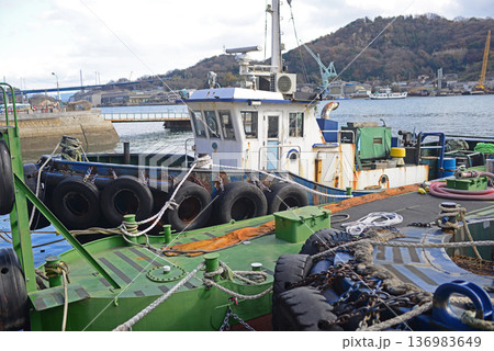尾道水道に係留されたタグボート 136983649