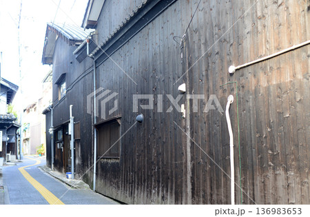 尾道街角の建物外壁 尾道街角の建物外壁 136983653