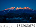 朝焼けの御嶽山　長野県 木曽町 開田高原から 136983679