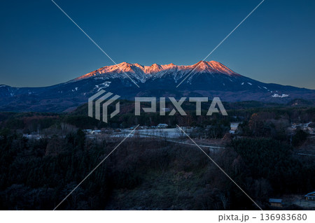 朝焼けの御嶽山　長野県 木曽町 開田高原から 136983680