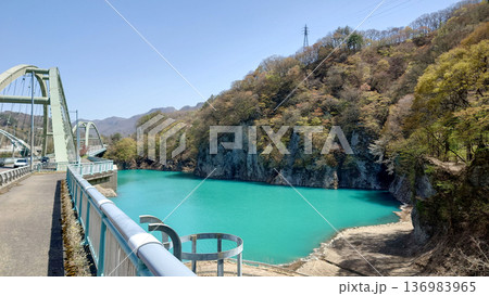 群馬県長野原町を流れる吾妻川と長野原めがね橋 群馬県長野原町を流れる吾妻川と長野原めがね橋 136983965