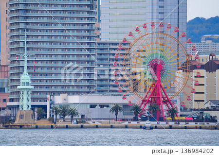神戸港　港湾地区　ポートタワーと高層マンション 136984202