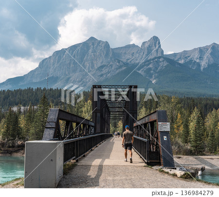 キャンモア・エンジンブリッジ:カナディアンロッキーの壮大な景色と歴史が交差する風景 キャンモア・エンジンブリッジ:カナディアンロッキーの壮大な景色と歴史が交差する風景 136984279