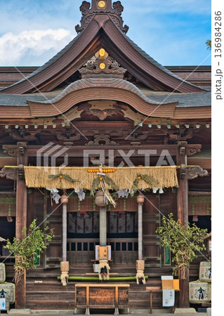 正月支度の東かがわ市の白鳥神社 136984286