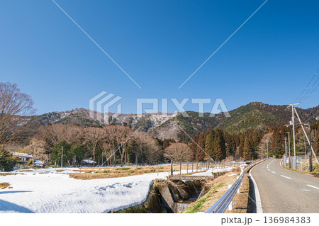 奥琵琶湖の残雪の棚田　滋賀県長浜市永原 136984383