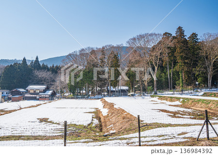 奥琵琶湖の残雪の棚田　滋賀県長浜市永原 136984392