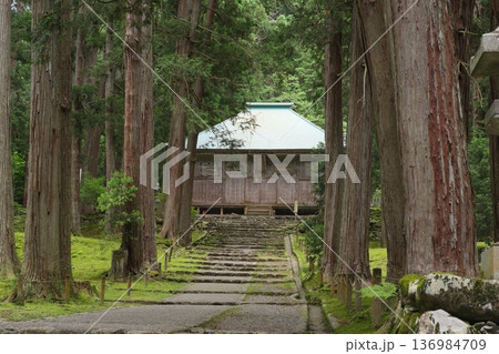 白山平泉寺 拝殿と参道 白山平泉寺 拝殿と参道 136984709