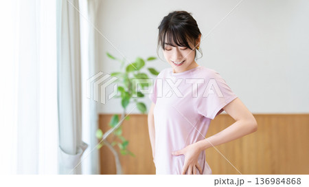 ダイエットに成功して喜ぶ女性 136984868