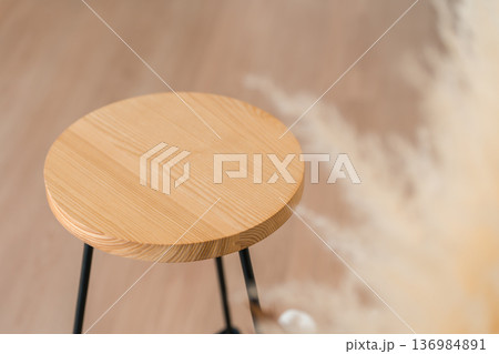 木製のカウンターチェア,ラウンドチェア,カウンタースツールの丸い座面 136984891