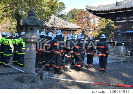 文化財防火デー　鶴林寺の消防訓練　整列した消防隊員 136984952