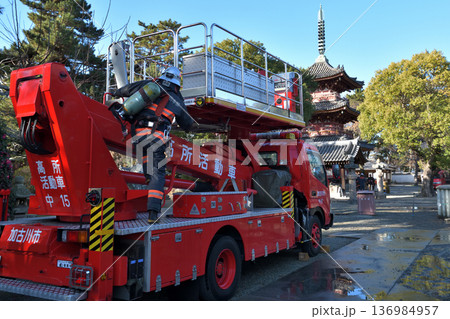 文化財防火デー　鶴林寺の消防訓練　撤収作業の消防隊員 136984957