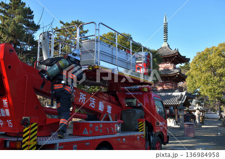 文化財防火デー 鶴林寺の消防訓練 撤収作業の消防隊員 文化財防火デー 鶴林寺の消防訓練 撤収作業の消防隊員 136984958