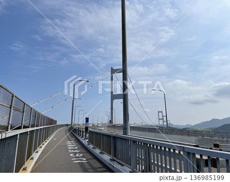 青空の下に伸びる吊り橋と歩道のパース風景 青空の下に伸びる吊り橋と歩道のパース風景 136985199