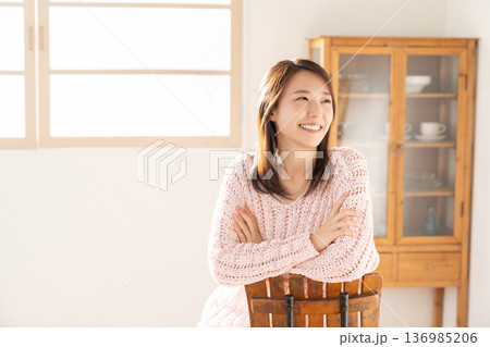 部屋でリラックスする若い女性 136985206