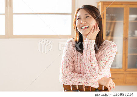 部屋でリラックスする若い女性 136985214