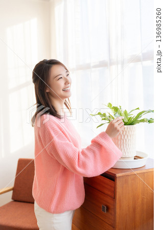 部屋でリラックスする若い女性 部屋でリラックスする若い女性 136985260