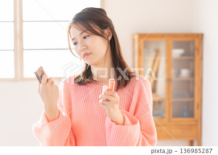 メイクをする若い女性　考える 136985287