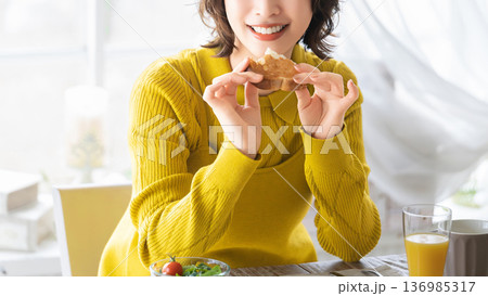 食事をする女性・朝食・パン 食事をする女性・朝食・パン 136985317