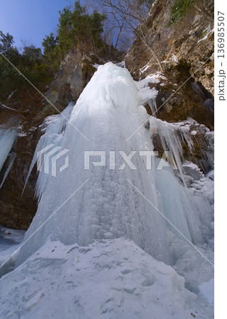 栃木県の奥日光、氷結した庵滝 136985507