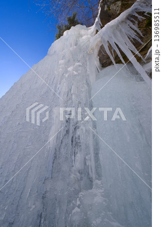 栃木県の奥日光、氷結した庵滝 136985511