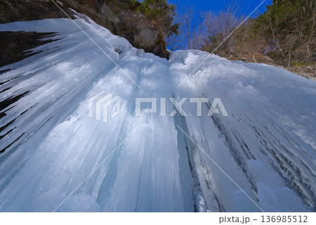 栃木県の奥日光、氷結した庵滝 栃木県の奥日光、氷結した庵滝 136985512