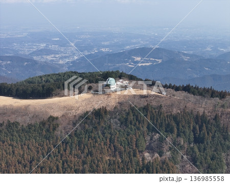 ＜鳥瞰＞埼玉の堂平山から見る秩父山系と堂平天文台 136985558