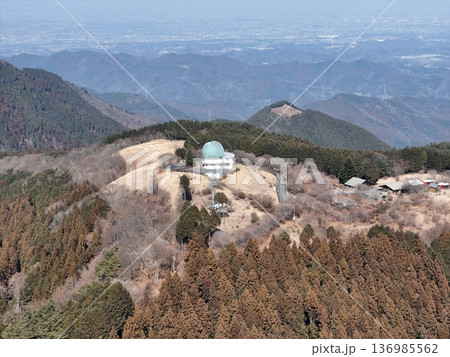 ＜鳥瞰＞堂平山から望む天文台と秩父の町 136985562