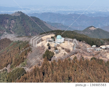＜鳥瞰＞早春の堂平山から見る堂平天文台 136985563