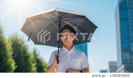 日傘をさす男性ビジネスマン 136985660