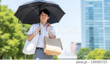 日傘をさす男性ビジネスマン 136985725
