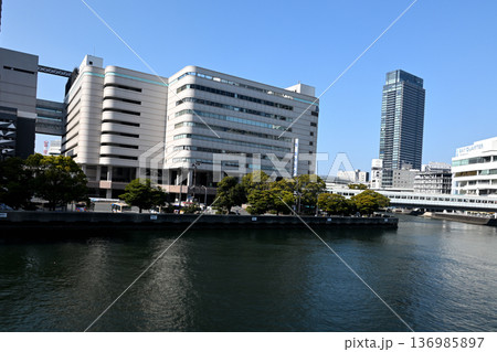 横浜駅東口の風景 136985897