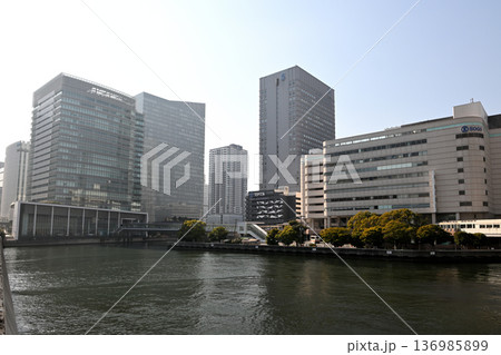 横浜駅東口の風景 136985899
