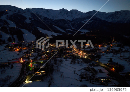 美しい白馬の夜景 長野県白馬村(ドローンによる空撮) 美しい白馬の夜景 長野県白馬村(ドローンによる空撮) 136985973