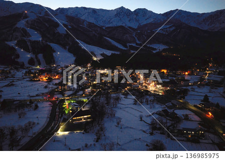 美しい夕暮れの白馬　長野県白馬村（ドローンによる空撮） 136985975